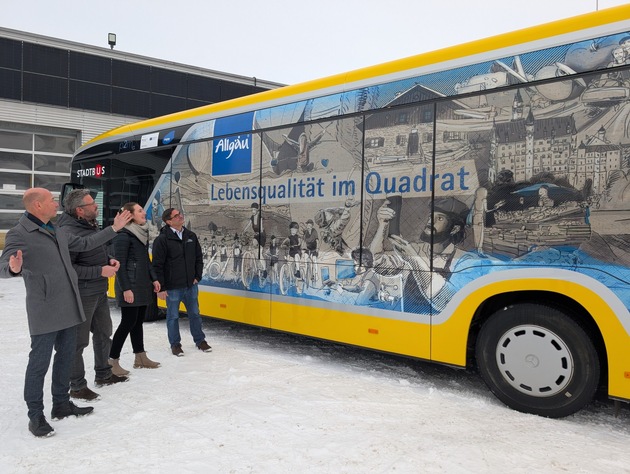 Lebensqualit&auml;t im Quadrat auf Achse: CO2-neutraler E-Bus wird rollender Botschafter f&uuml;r das Allg&auml;u .