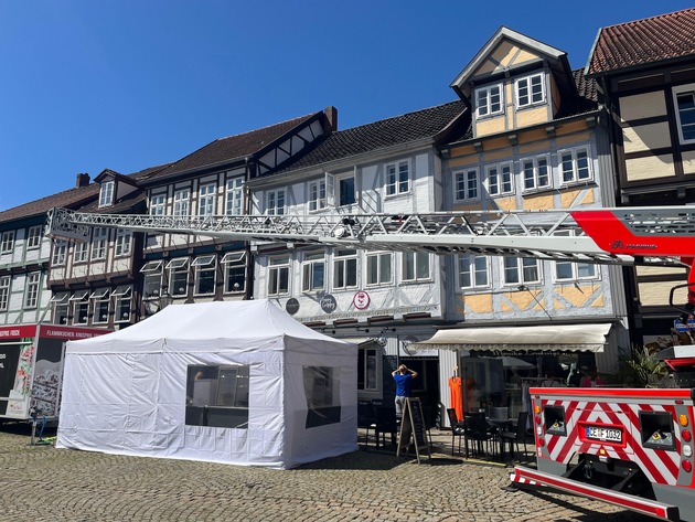 FW Celle: Mit der Drehleiter &uuml;ber den Celler Weinmarkt
