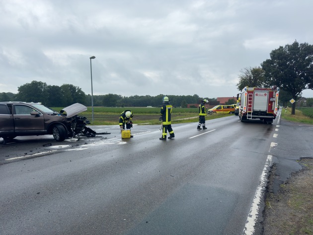 FW Lüchow-Dannenberg: +++ Zwei SUV&apos;s kollidieren nahe Klein Gusborn +++ Fünf Personen z.T. schwer verletzt +++ Landesstraße zeitweise voll gesperrt +++