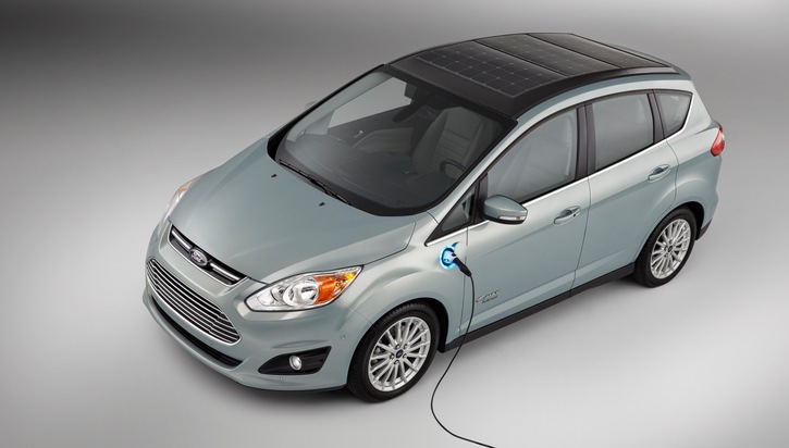 Ford-Werke GmbH: Consumer Electronics Show: Ford C-MAX Energi Solar Concept produziert Strom aus Sonnenenergie (FOTO)