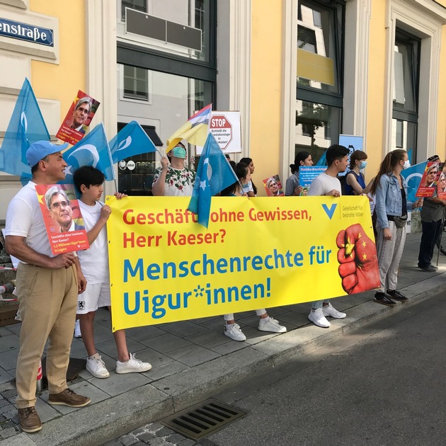 Menschenrechtsaktion vor Siemens-Zentrale in München: Überwachung, Unterdrückung und Zwangsarbeit in Xinjiang beenden