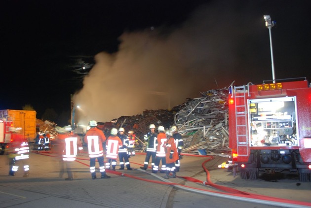 POL-NI: Selbstentzündung ist Ursache beim Brand einer Lagerhalle eines Entsorgungsbetriebes -Bild im Download-