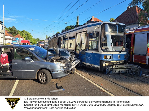 FW-M: Tram kollidiert mit mehreren Fahrzeugen (Nymphenburg)