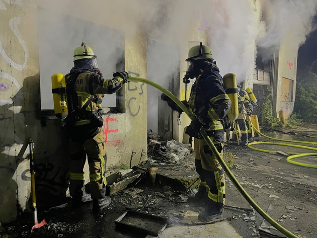 FW-E: Zweiter großer Brand innerhalb weniger Stunden - Müll in Lagerhalle in Flammen