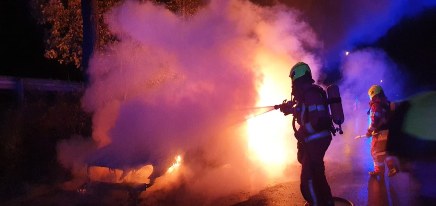 Feuerwehr Weeze: PKW Brände halten die Feuerwehr in der Nacht zu Mittwoch erneut auf Trab