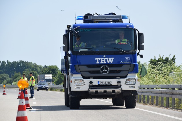 POL-HI: Gemeinsame Pressemitteilung der Bundesanstalt Technisches Hilfswerk (THW) und der Polizeiinspektion Hildesheim - Einsatzkräfte veranstalten Übung auf der Bundesautobahn