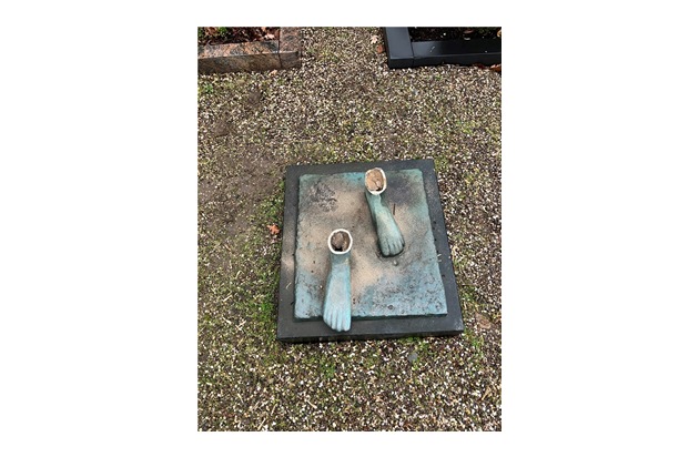 POL-ME: Fast drei Meter hohe Bronzefigur von Friedhof entwendet - 2601106