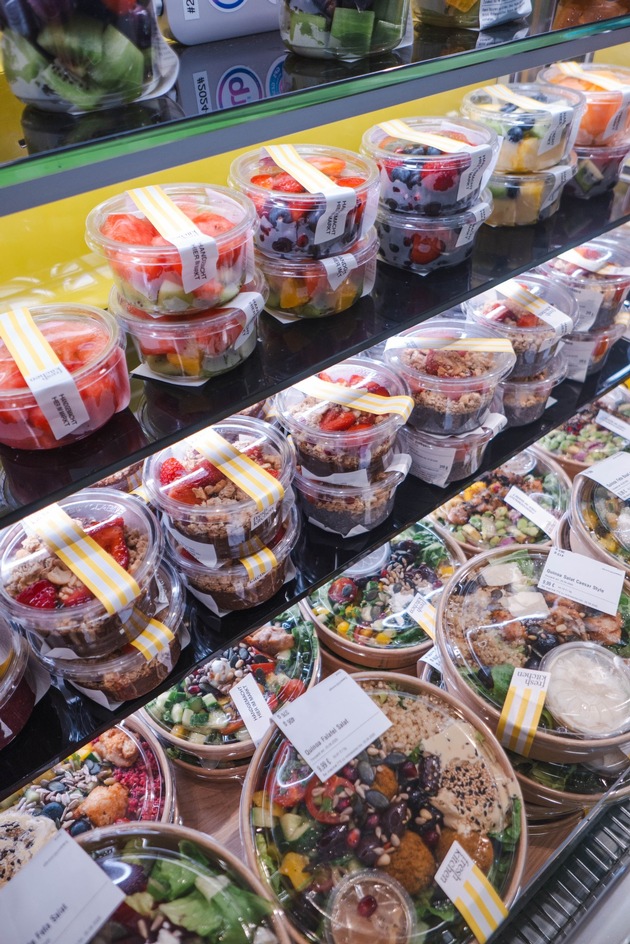 Frische, gewürfelt und in Scheiben: Kaufland bietet Kunden durch neue Kooperation mit Yuzu direkt vor Ort zubereitete Obst- und Gemüsesnacks