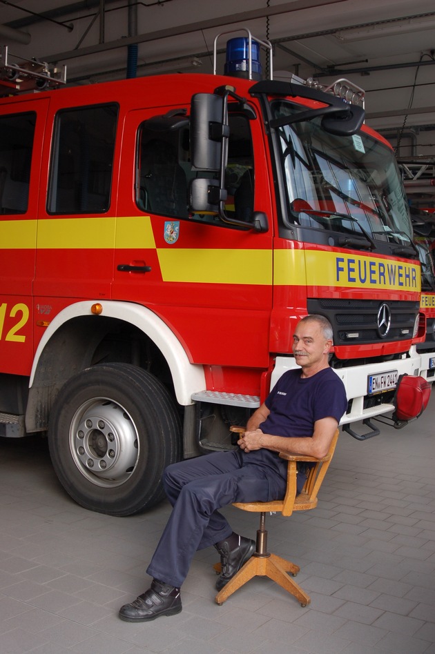 FW-EN: Feuerwehr Hattingen verabschiedet langjährigen Wachabteilungsführer in den Ruhestand - Zwei neue Brandmeister treten ihren Dienst an