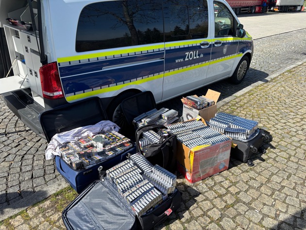 HZA-R: Was als Reise begann, endet mit Verurteilung Zoll aus Furth im Wald zieht fast 100.000 Schmuggel-Zigaretten und 66 Kilogramm unversteuerten Wasserpfeifentabak aus dem Verkehr