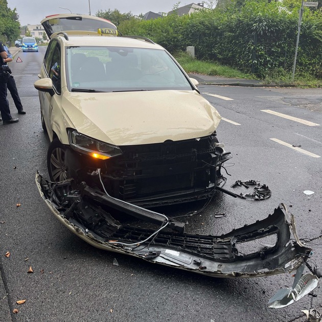 POL-RBK: Rösrath - Eine Person bei Verkehrsunfall in Forsbach leicht verletzt