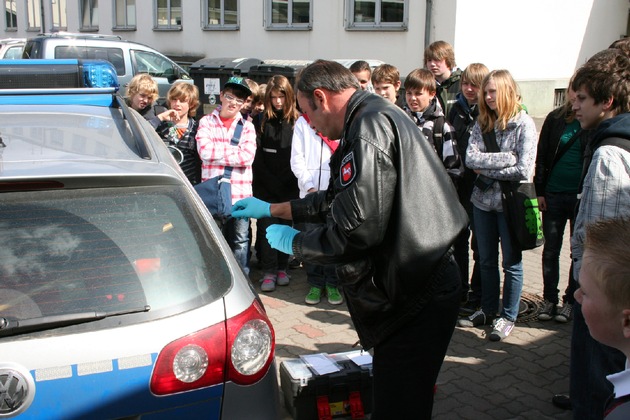 POL-HM: Polizeiinspektion Hameln informiert 45 Kinder und Jugendliche am Zukunftstag 2010