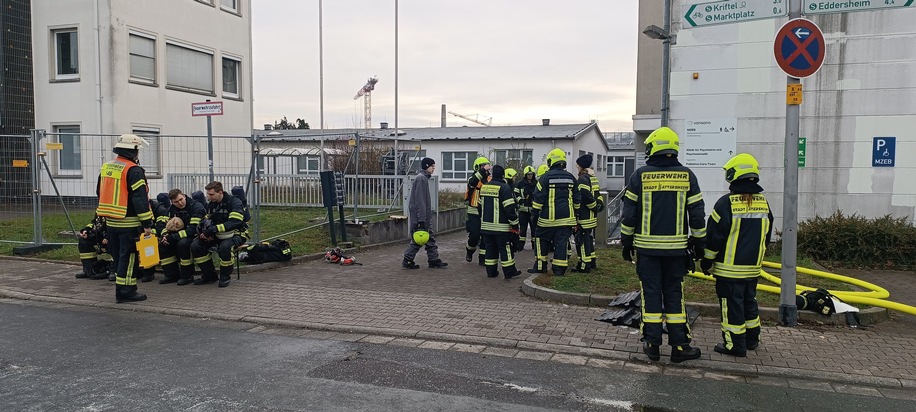 Feuerwehr MTK: Großeinsatz in Hattersheim: Löscharbeiten nach mehr als 14 Stunden beendet