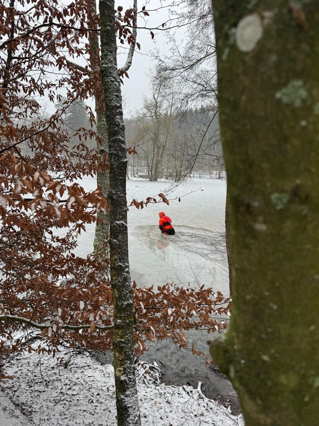 FW Menden: Feuerwehr Menden &uuml;bt Eisrettung auf dem Hexenteich