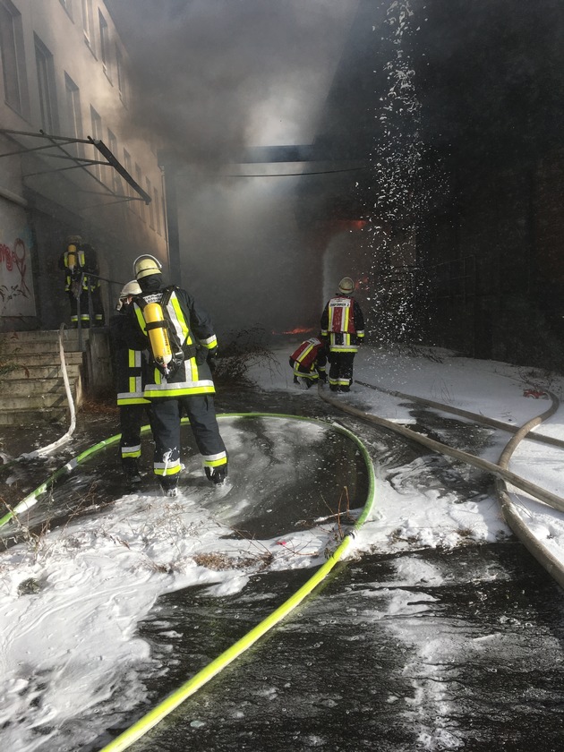 FW-E: Feuer in einer Lagerhalle im Westviertel