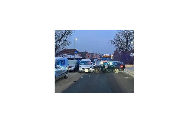 POL-STD: Zwei Verletzte bei Unfall in Bützfleth - Fehlerkorrektur -