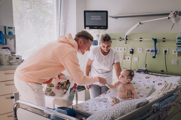 Toni Kroos besucht schwerkranke Kinder im Clemenshospital Münster