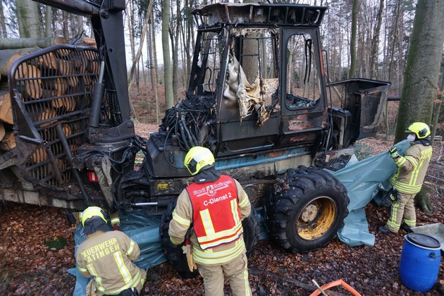 FW Ratingen: Bilder zur Pressemitteilung &quot;Forstbagger brennt im Wald&quot;