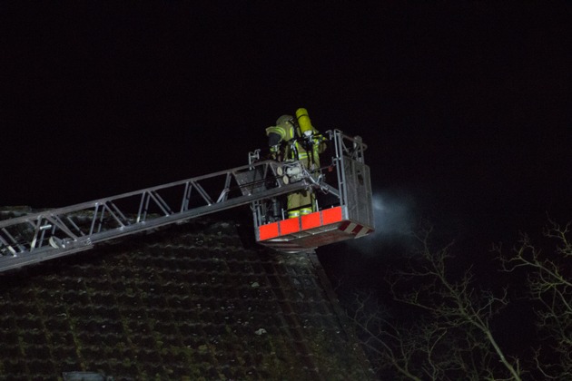 FW Menden: Kaminbrand im Lahrfeld