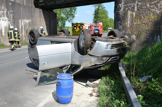 POL-STD: Zwei Autoinsassen bei Unfall auf der Bundesstraße 73 verletzt