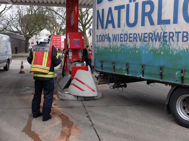 FW-GE: Doppeltes Glück im Unglück
LKW mit Anhänger demoliert Zapfsäule, brennbarer Treibstoff tritt aus.