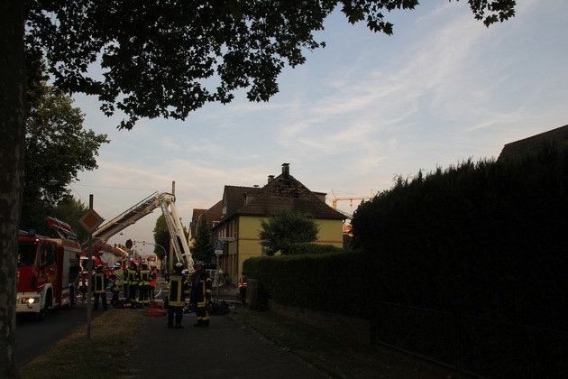 FW Mettmann: Dachstuhlbrand in einem Einfamilienhaus
