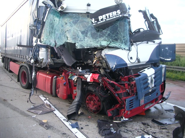 POL-HI: Zwei LKW verursachen schweren Verkehrsunfall mit hohem Sachschaden