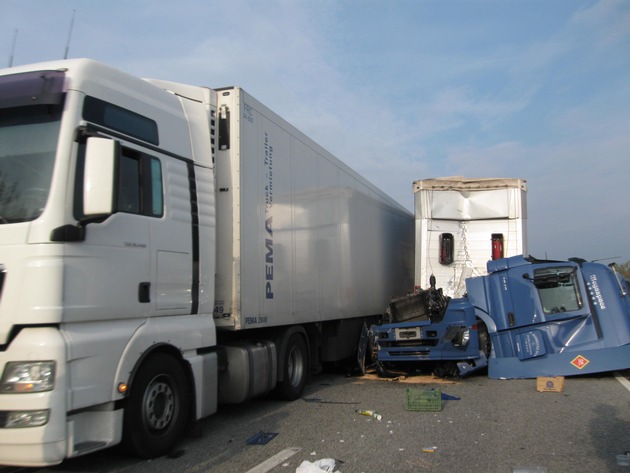 POL-WL: Lkw-Fahrer mit Schutzengel +++ Unfall mit hohem Sachschaden