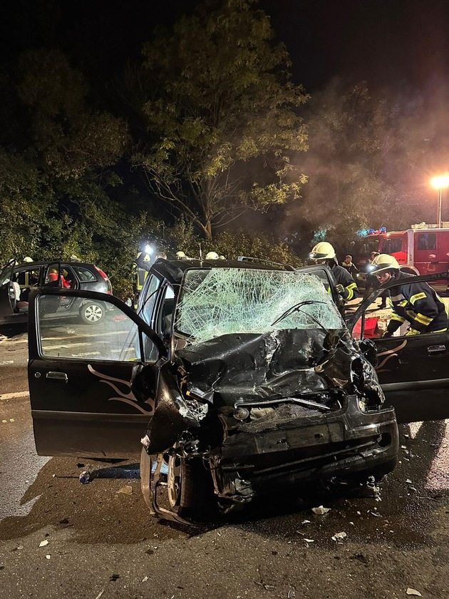 FFW Fredenbeck: Schwerer Verkehrsunfall mit eingeklemmten Personen / 20-jähriger lebensbedrohlich verletzt