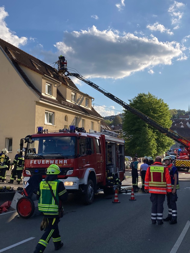KFV-CW: Feuerwehr kann Ausbreiten eines Dachstuhlbrandes verhindern / Keine Verletzten / 300.000 Euro Sachschaden