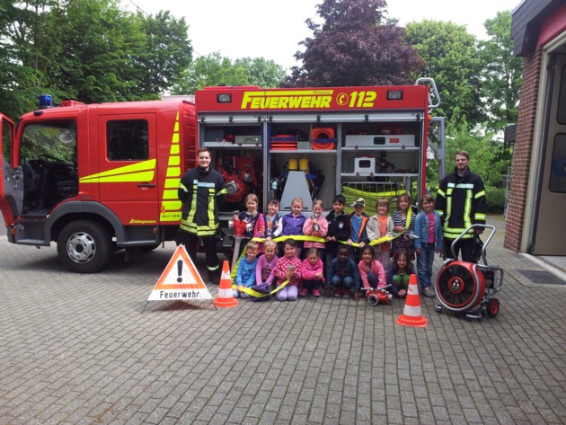 FW-KLE: Feuerwehr klärt Kinder über die Gefahren von Feuer auf /Freiwillige Feuerwehr Bedburg-Hau lädt Vorschulkinder zur Brandschutzerziehung ein und gibt Einblicke in die Feuerwehr-Arbeit