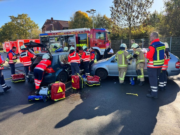 FW Lehrte: Feuerwehr Ahlten übt gemeinsam mit dem DRK und den Maltesern