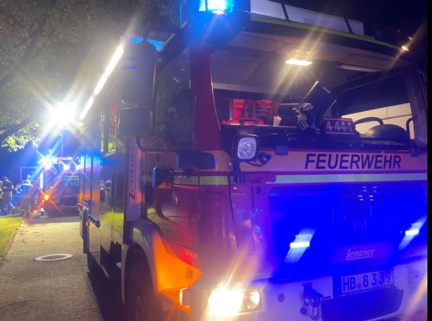 FW Bremerhaven: Gebäudebrand in Bremerhaven - vier Wohnhäuser unbewohnbar