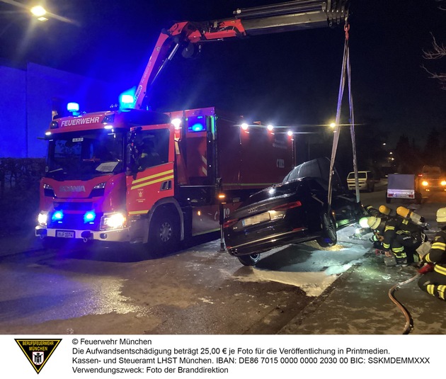 FW-M: Aufwendige L&ouml;scharbeiten bei Pkw-Brand (Waldperlach)