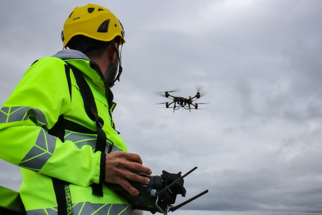 Le TCS transporte des panneaux solaires par drone à son siège central