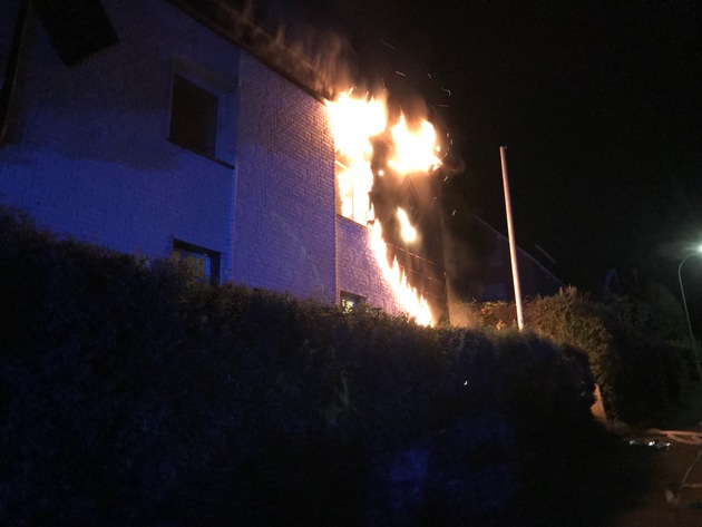 FW-OE: Brandausbreitung verhindert / Fassade brennt an Wohngebäude in Attendorn-Beukenbeul