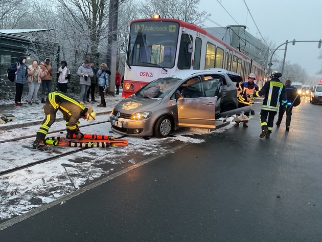 FW-DO: Verkehrsunfall mit Straßenbahn