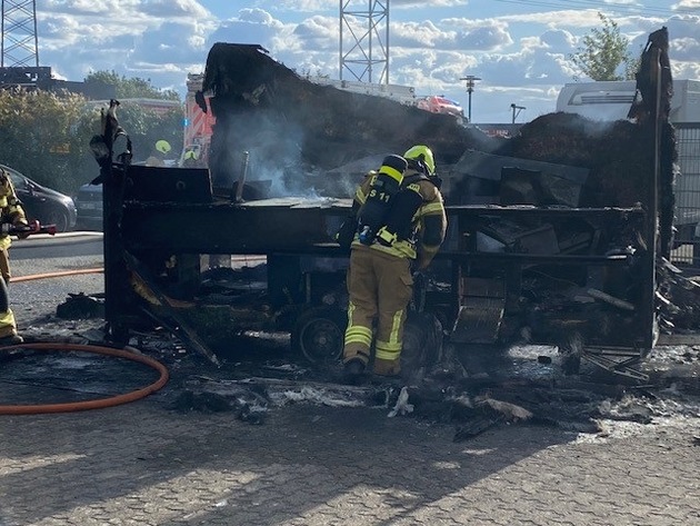 FW Paderborn: Vollbrand eines Imbissanhängers im Paderborner Süden Elegante Hochzeitsgesellschaft reagiert &quot;cool&quot;