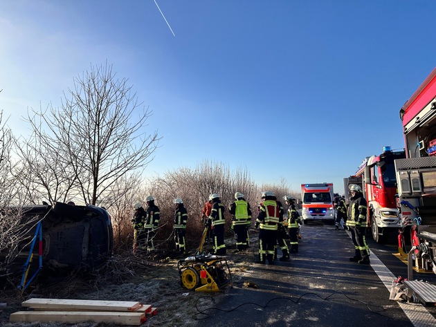 FW-ROW: Schwerer Verkehrsunfall auf der Autobahn 1: Fahrerin von Feuerwehr befreit