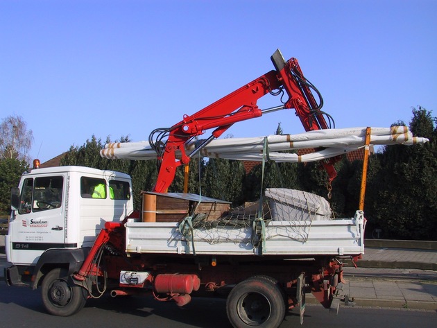 POL-WL: Lkw bleibt mit Lastenkran an Brücke hängen ++ Transporter prallt gegen Baum, Fahrer schwer verletzt ++ Pkw überschlagen, Insassen hatten Schutzengel ++ und weitere Meldungen