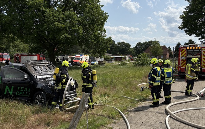 FW Wathlingen: PKW brennt unter Carport - Feuer droht auf das Gebäude überzugreifen