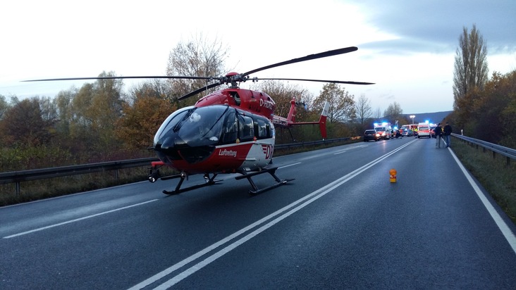 POL-HM: Schwerer Verkehrsunfall auf der Bundesstraße 83 - Rettungshubschrauber gelandet - Bundesstraße voll gesperrt