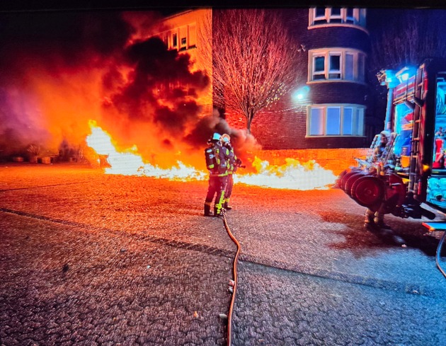 FW Datteln: Erneut brennende Mülltonnen am Comenius Gymnasium Datteln