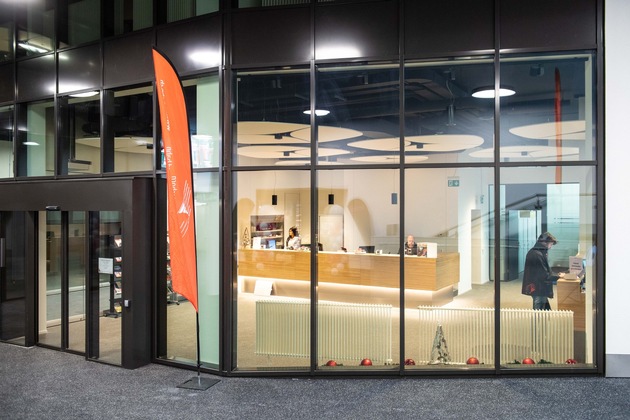 Nouvelle gare " Andermatt Central " - ouverture partielle et mise en service de la halle des guichets, y compris le deuxième plus grand magasin de dépannage de Suisse