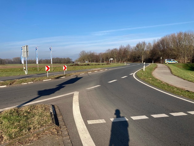 POL-KLE: Geldern - Unbekanntes Fahrzeug rammt Verkehrszeichen und schleift dieses mit / Polizei sucht Zeugen