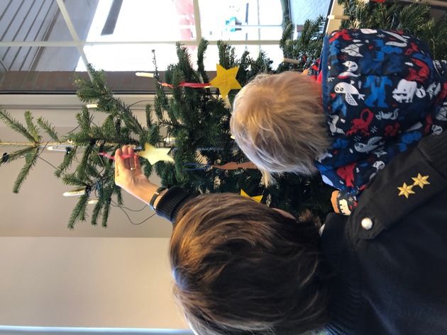 POL-AUR: Aurich - Kinder schmückten Weihnachtsbaum der Polizei
