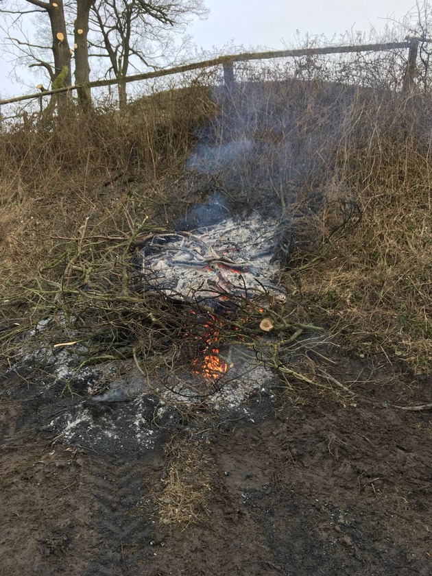 FW Lügde: Feuer 1/ brennender Unrat