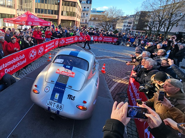 Oldtimer-Schaulaufen beim Start der Rallye Monte-Carlo Historique