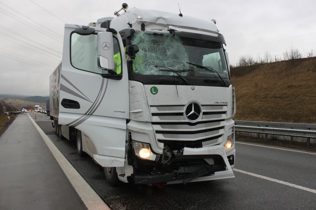 POL-PDKL: A63/Winnweiler, Lkw kracht in Absperrwand