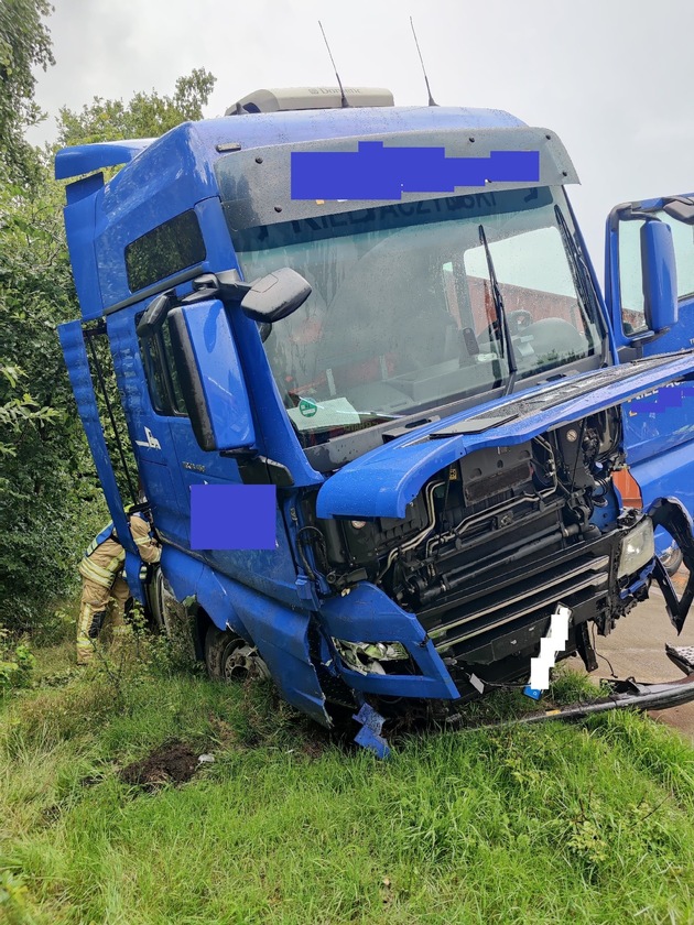 POL-CUX: Verkehrsunfall mit Sattelzug auf der BAB27 - Fahrzeugführer leicht verletzt - Vollsperrung für mehrere Stunden